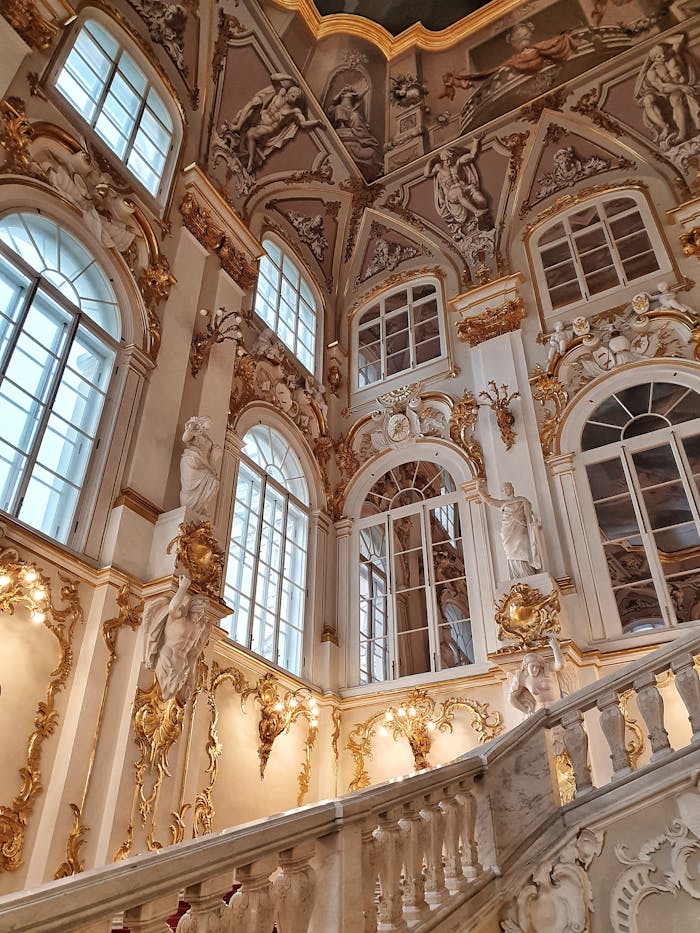 Warum dein Haus mehr ist als seine Fassade Luxurious Baroque interior with gilded details in Russia's Winter Palace, showcasing ornate design.